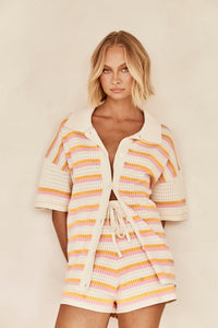 Ensemble d’été deux pièces rayé multicolore : chemise boutonnée à col et short