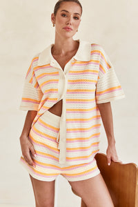 Ensemble d’été deux pièces rayé multicolore : chemise fluide et short assorti