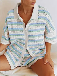 Ensemble d’été deux pièces rayé bleu clair : chemise boutonnée et short assorti