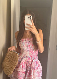Robe bustier rose fleurie avec encolure bandeau, volants et bordure dentelée