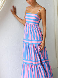 Robe longue à bretelles rayée rose et bleu, volants étagés, buste ajusté.