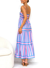Robe longue à bretelles fines rayée rose et bleue vue de dos, volants en étages