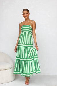Robe longue à bretelles rayée vert et blanc, volantage étagé en couches.