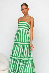 Robe longue à bretelles rayée vert et blanc, buste ajusté, plusieurs volants.