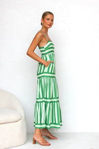Robe longue à bretelles rayée vert et blanc, style à volants, taille marquée.