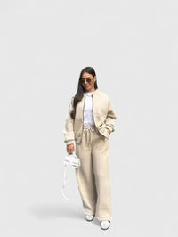 Ensemble pull en maille et pantalon ample beige, col montant, manches longues
