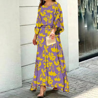 Robe longue ample violette à grandes fleurs jaunes, manches 3/4, ceinture à la taille