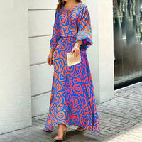 Robe longue ample bleue à motifs abstraits orange et roses, manches chauve-souris