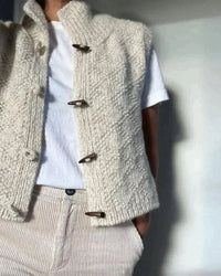 Gilet sans manches en maille beige à boutons, col montant, coupe ajustée