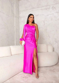 Robe longue de soirée rose vif, une épaule, drapé noué, fente haute au niveau de la jambe.