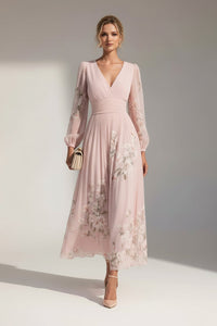 Robe midi rose fleurie à décolleté V, manches longues et taille froncée.