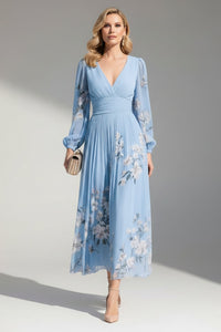 Robe midi bleue fleurie à décolleté V, manches longues, taille froncée, jupe évasée.