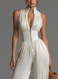 Combinaison en mousseline blanche halter, fermeture zippée devant, corsage froncé, plis.