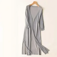 Cardigan long léger gris clair, col V, manches trois-quarts, devant drapé