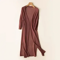 Cardigan long léger bordeaux, col V, manches trois-quarts, drapé sur le côté