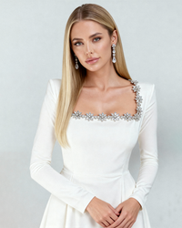Robe blanche à manches longues et encolure carrée, décoration de cristaux argentés