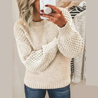 Pull en laine blanc cassé, encolure ronde, mailles texturées sur les manches
