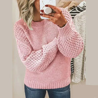 Pull en laine rose bébé, encolure ronde, motifs texturés sur les manches
