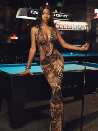 Robe longue dos nu motif animal noir et brun, buste ouvert et bretelles fines
