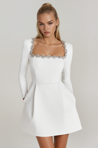 Robe courte blanche à encolure carrée ornée de fleurs, manches longues, jupe évasée