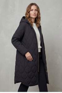 Parka matelassée noire à capuche, vue trois-quarts avec zip et poches latérales
