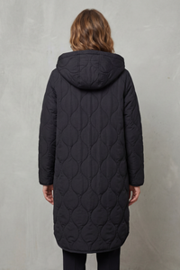 Parka matelassée noire à capuche, vue de dos avec motif matelassé et coupe longue