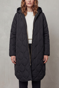 Parka matelassée noire à capuche, zip central, tissu matelassé et poches latérales