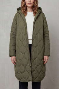 Parka matelassée vert olive à capuche, zip central et poches latérales, coupe longue