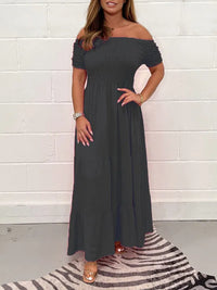 Robe longue noire à épaules dénudées et volants