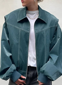 Veste en cuir oversize bleue/vert foncé, col chemise et surpiqûres verticales.
