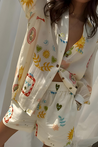 Ensemble manches longues crème à boutons, imprimé feuilles et soleil, short froncé