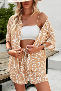 Ensemble d’été Malibu™ beige à motifs, chemise ouverte manches courtes et short