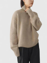 Pull à col montant beige, maille fine, col montant côtelé, manches longues.