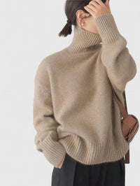 Pull à col montant beige, manches longues, maille côtelée au col et poignets.