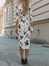 Robe midi fluide blanche imprimée fleurs bleues, encolure carrée, vue de dos