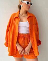 Ensemble deux pièces été orange : chemise légère boutonnée sur top blanc et short à cordon