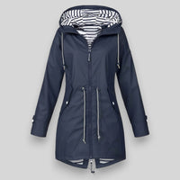 Veste imperméable Lovisa bleu foncé, capuche rayée, fermeture zippée, cordons au bas.