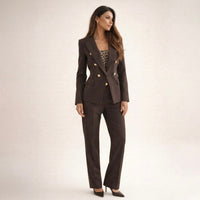 Ensemble veste à revers et pantalon tailleur marron, boutons dorés et revers crantés.