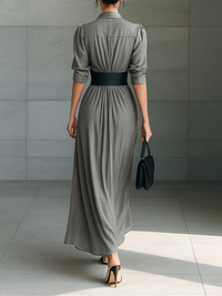 Robe longue grise plissée, dos boutonné et ceinture élastique, manches 3/4.