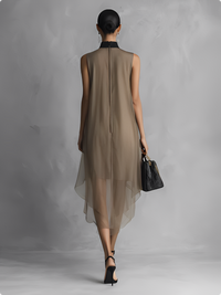 Robe légère sans manches en voile kaki et marron, vue de dos, longueur mi-mollet