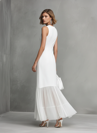 Robe blanche sans manches, vue de côté, ourlet en tulle superposé à volants