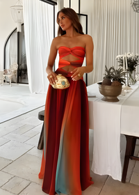 Robe longue rouge à dégradé bleu-vert, bustier bandeau à nœud central, sans manches