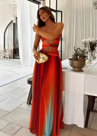 Robe longue rouge dégradé bleu-vert, bustier sans bretelles à nœud, jupe fluide