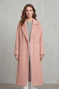 Manteau croisé en laine rose abricot, vue de face, boutons dorés et fente centrale.