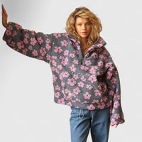 Pull demi-zip à fleurs rose sur fond anthracite, col montant, manches longues.