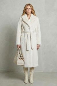 Manteau long en fausse fourrure écru, col châle, ceinture nouée, coupe droite