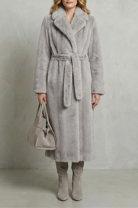 Manteau long en fausse fourrure gris clair, col châle et ceinture nouée