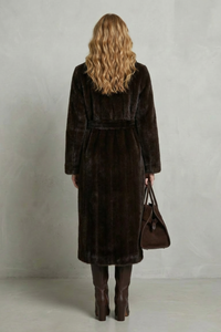 Manteau long en fausse fourrure marron foncé, vue de dos, ceinture à la taille