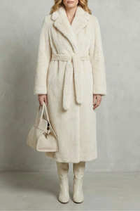 Manteau long en fausse fourrure blanc cassé, col châle et ceinture nouée