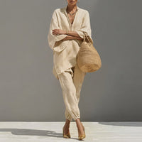Ensemble deux pièces décontracté beige : tunique ample col V et pantalon fluide.